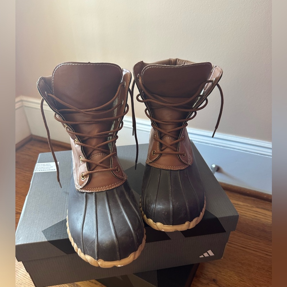 woman’s size 9 outdoor boots